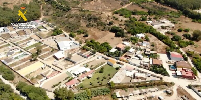 Detenidos un notario y un ex trabajador de un registro por una trama de usurpación de inmuebles en el Campo de Gibraltar