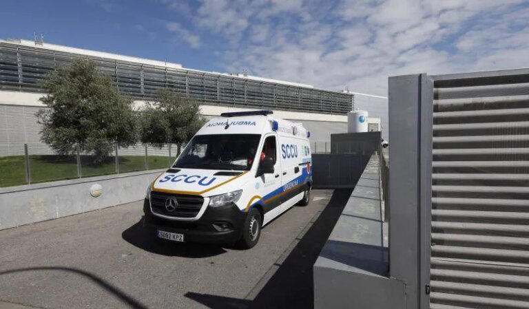 un coche volcado con un atrapado tras un choque múltiple en la N-432