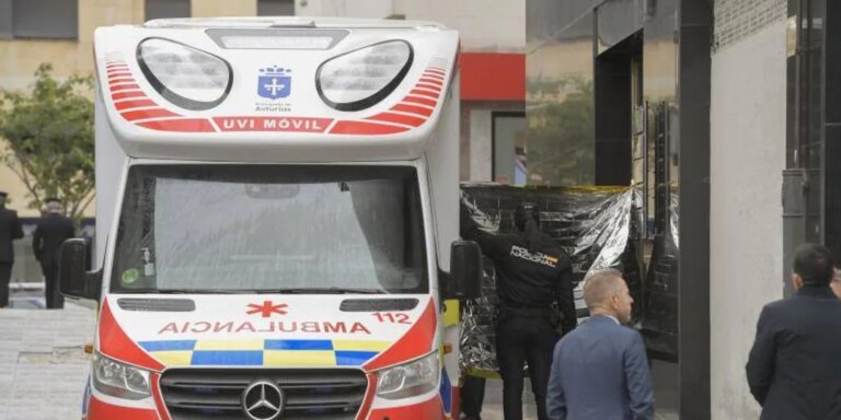 Detenido tras ser hallado semiiconsciente al lado de su pareja herida grave por arma blanca en Asturias