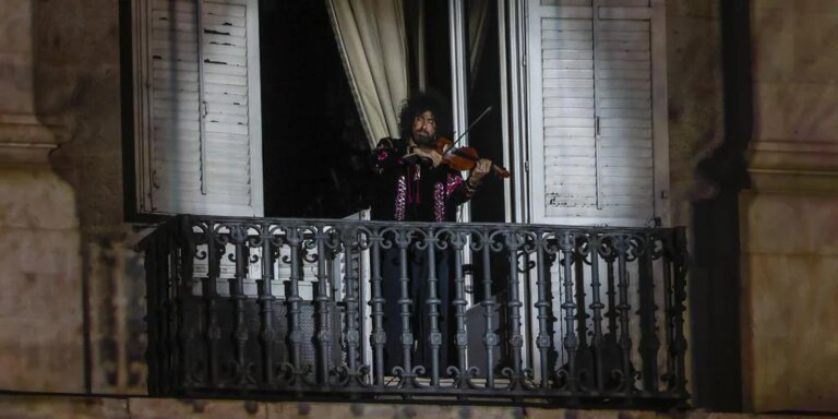 Fin de fiesta con un violinista en el balcón