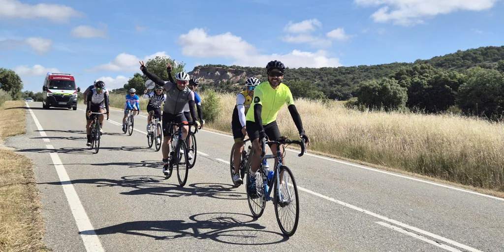 Una veintena de ciclistas pedalea hasta Madrid por la reapertura del Tren Directo