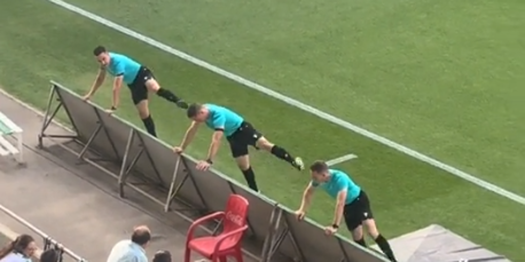 la viral reacción de la grada del Córdoba con el calentamiento del trío arbitral