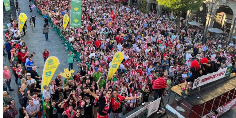 El Zamora CF celebra por las calles de la capital el ascenso a Primera Federación
