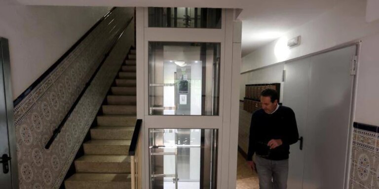La Junta de Andalucía ofrece ayudas para instalar ascensores en 5.200 viviendas y recibe 40.000 solicitudes