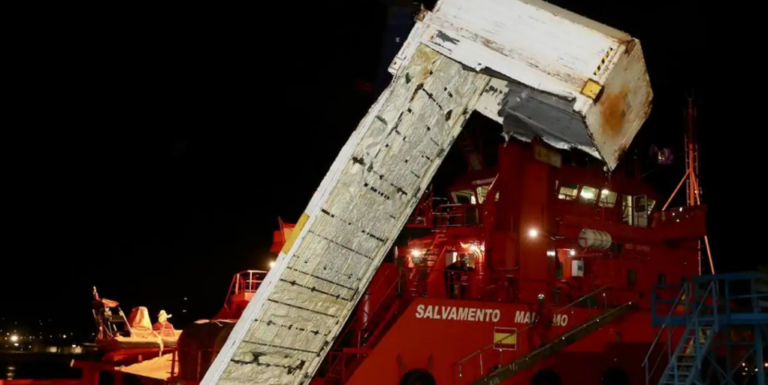 Un buque portugués pierde trece contenedores frente a la costa de Llanes (Asturias)