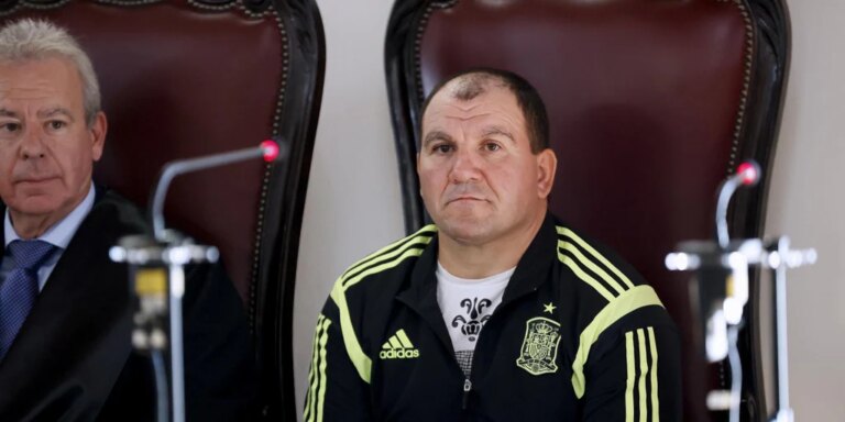 Vasile y su chándal de la selección española de fútbol en un juicio que pareció una sauna
