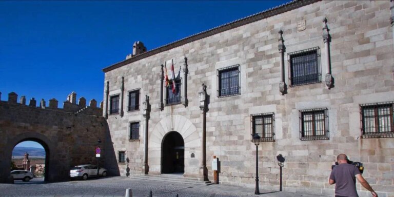 Condenados el actual alcalde de Hoyocasero y su predecesor y padre por levantar una vivienda bajo una licencia para caseta