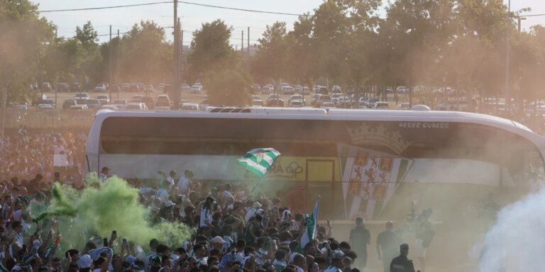 (Vídeo) La afición da el último empujón al Córdoba CF con otro recibimiento masivo en el Arcángel