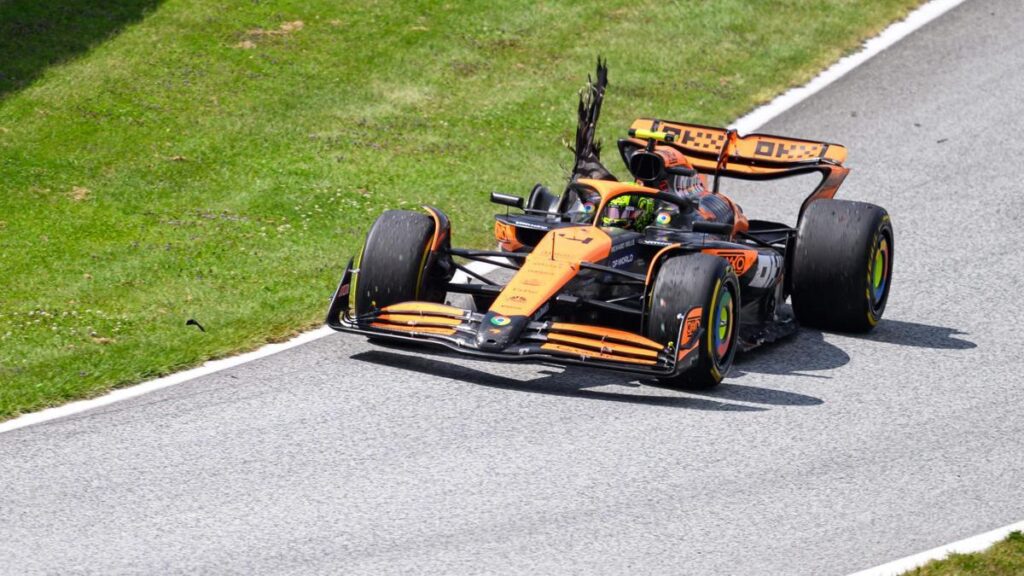 Lando Norris, con el neumático destrozado tras su choque con Verstappen en Austria.