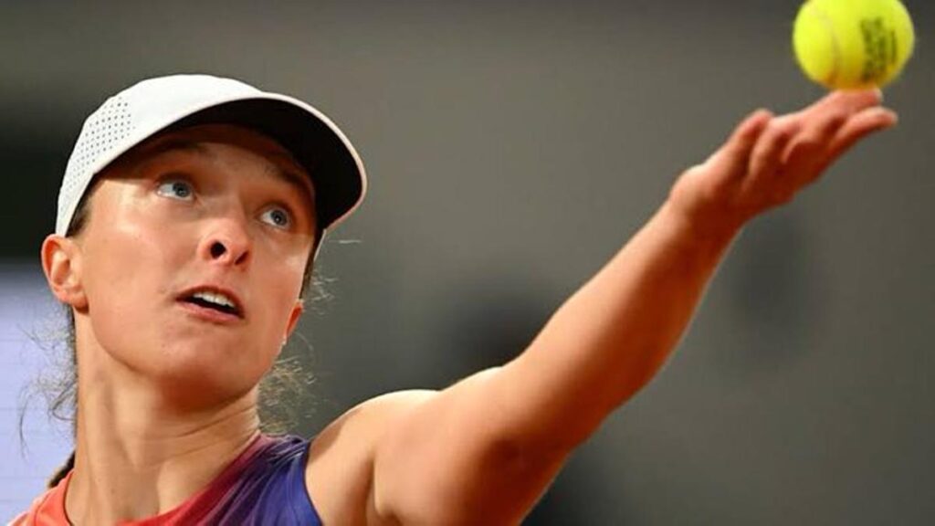 Swiatek lanza un saque en Roland Garros.