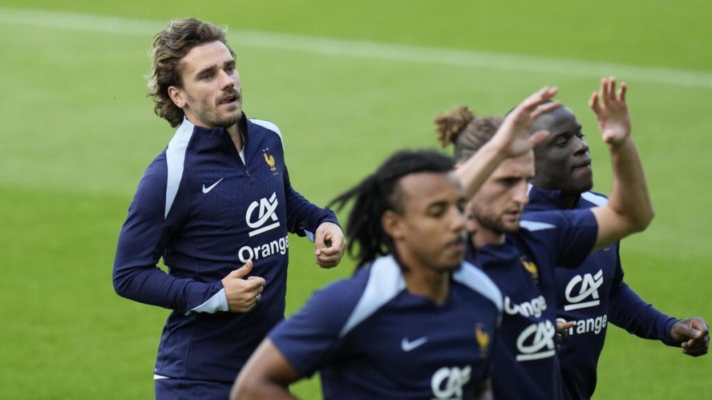 Griezmann, rezagado del grupo, en el entrenamiento de Francia.