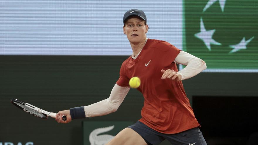 Jannik Sinner durante un partido de Roland Garros.