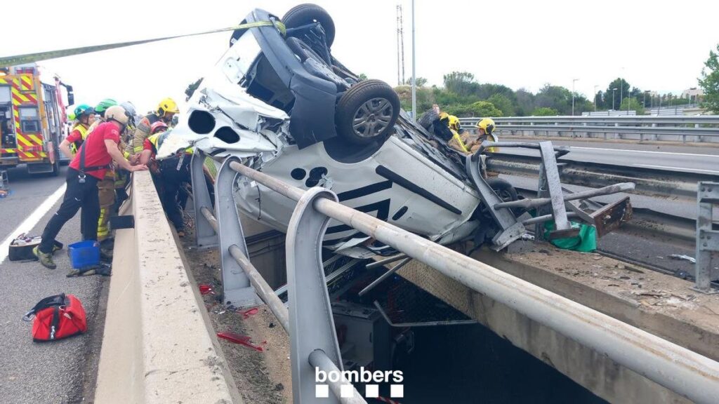 Vehículo accidentado en la C-58 a la altura de Ripollet.