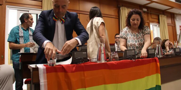 Polémica en el Pleno de Córdoba por la bandera LGTBI: Vox exige su retirada