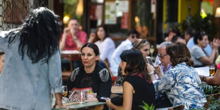 El Ayuntamiento de Sevilla deja fuera por ahora al Tremendo y al Coronado de los bares que podrán sacar tanques a la calle