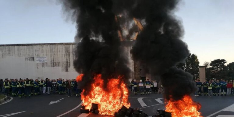 Trabajadores de Navantia Ferrol cortan el tráfico con una 'barricada' de neumáticos ardiendo