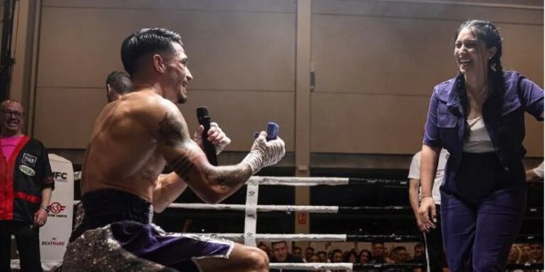 El boxeador justiciero de León pide matrimonio a su mujer sobre el ring