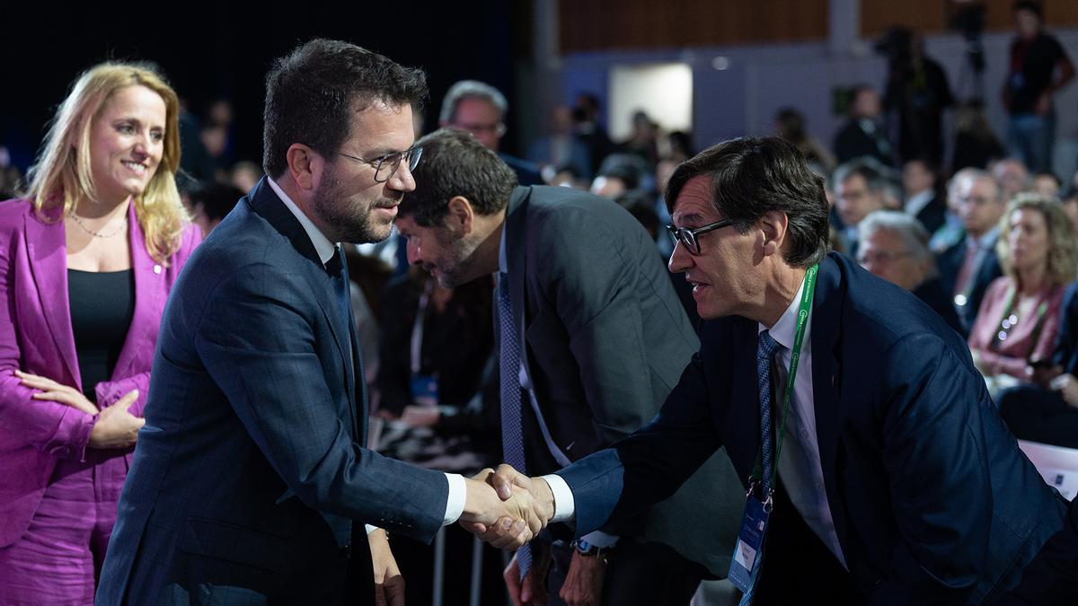 Pere Aragonès y Salvador Illa se saludan durante la 39º reunión del Cercle d'Economia.