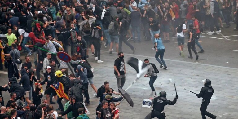 Un mosso recurrirá ante el Supremo la amnistía al manifestante que lo agredió al considerar que la ley no incluye el delito de lesiones