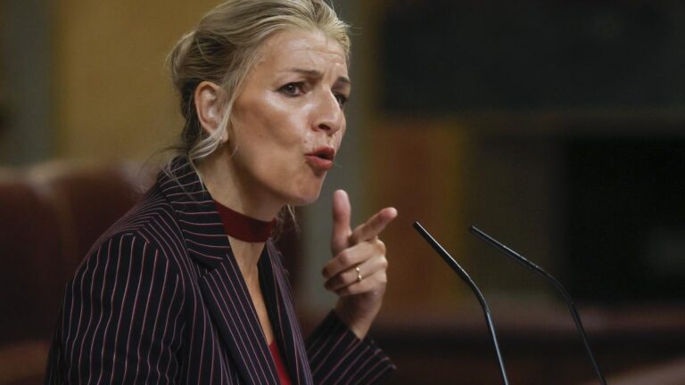 La vicepresidenta segunda y ministra de Trabajo, Yolanda Díaz, interviene durante el pleno del Congreso de los Diputados, este jueves.