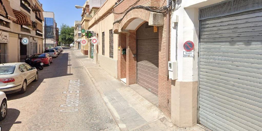 desalojado un bloque en la calle Beatriz Enríquez tras arder un coche en un parking