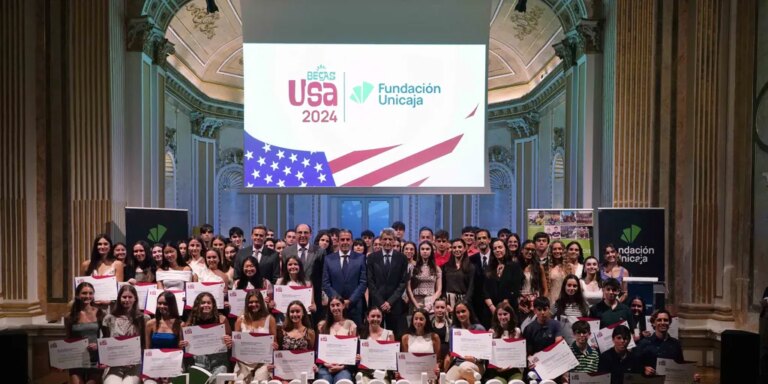 Fundación Unicaja entrega a un centenar de estudiantes sus becas de intercambio a Estados Unidos