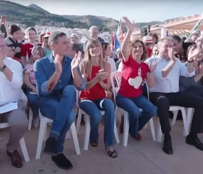 Begoña Gómez reaparece con Sánchez en un mitin del PSOE en Benalmádena tras su citación por el juez