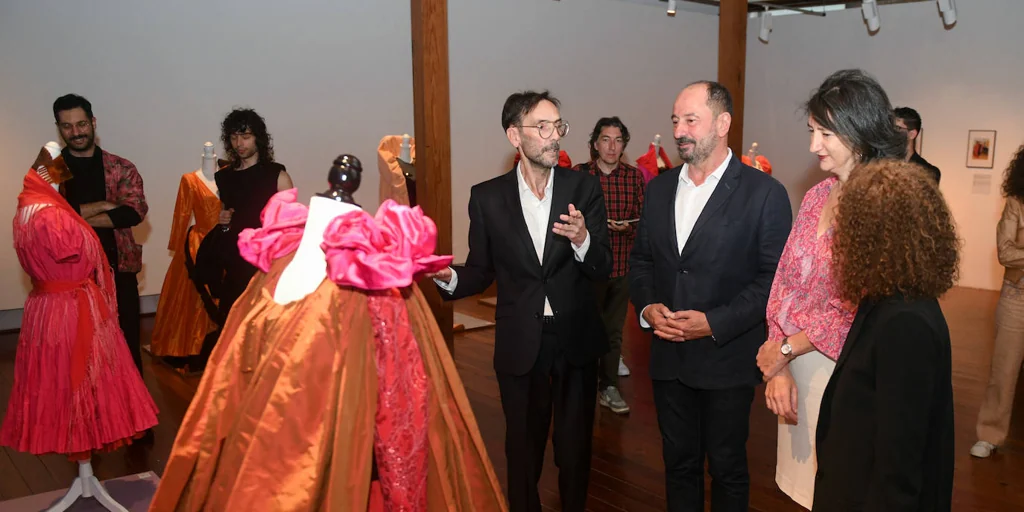 Una exposición recoge en Santiago lo más granado del vestuario de Teresa Berganza