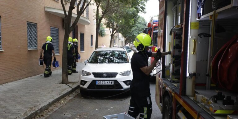 Cuarenta y seis familias no pueden volver a sus casas por el incendio en Pino Montano