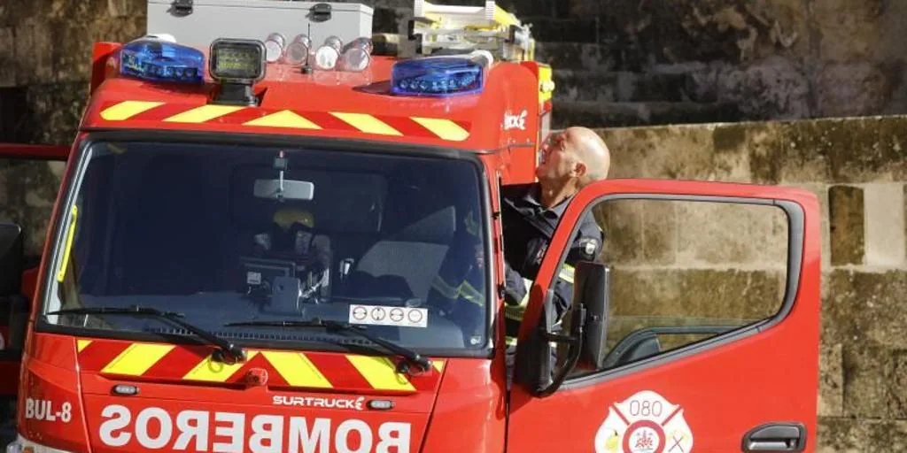 una explosión, un bloque desalojado y 7 coches calcinados en un garaje en Castro del Río