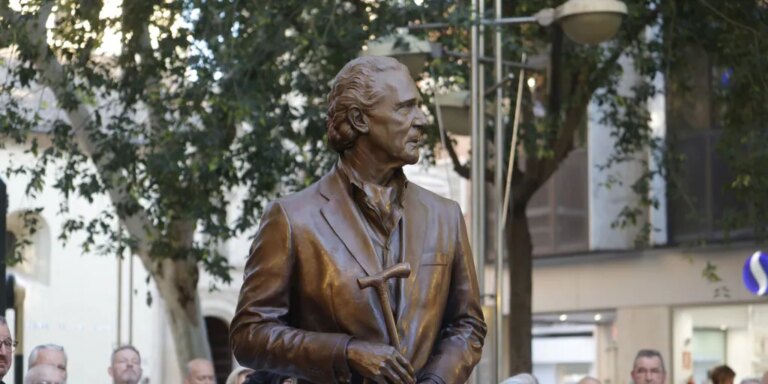 Antonio Gala ya mira para siempre al Gran Teatro de Córdoba en su monumento