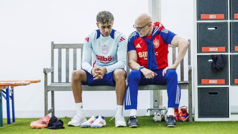 De la Fuente y Lamine conversan en un entrenamiento de España