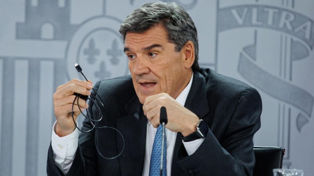 El ministro para la Transformación Digital y la Función Pública, José Luis Escrivá, durante una rueda de prensa posterior a la reunión del Consejo de Ministros, a 30 de abril de 2024, en Madrid (España).