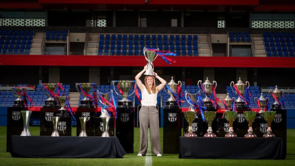 Sandra Paños posa con los títulos ganados con el Barça.
