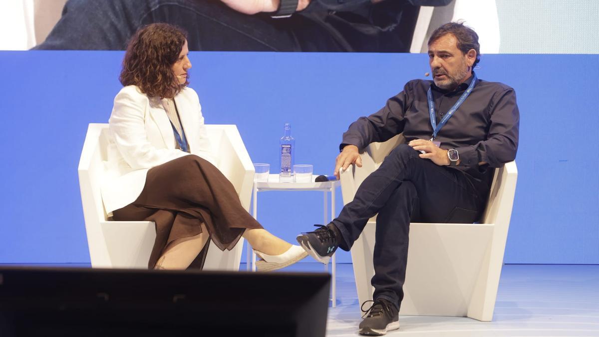 De izquierda a derecha, Gemma Martínez, directora adjunta de El Periódico, junto a Óscar Camps, director y fundador de la ONG Open Arms.