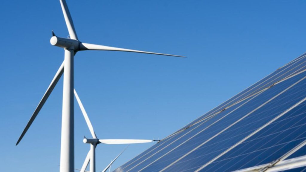 Planta híbrida que combina eólica y fotovoltaica.