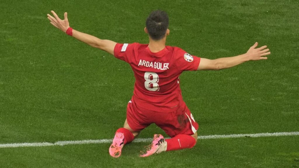 Arda Güler, arrodillado frente a la grada, tras anotar el 2-1.
