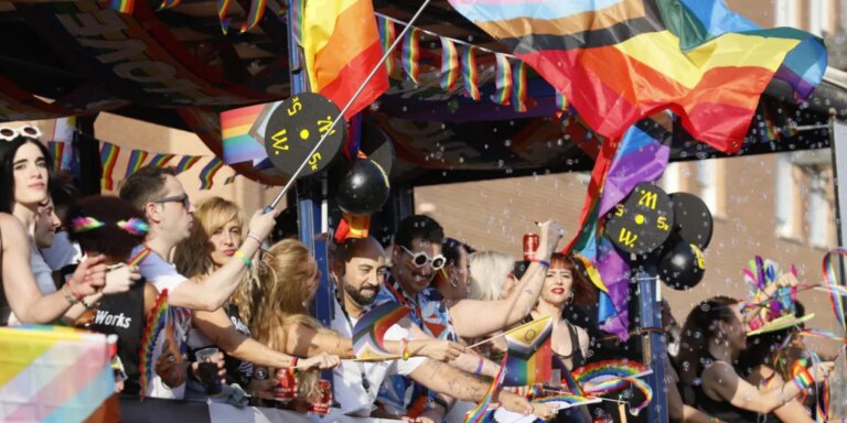 Con Orgullo y sin prejuicios por las calles de Sevilla