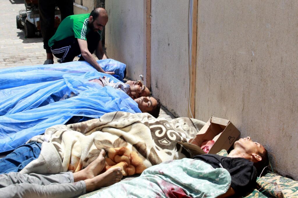 Una ola de bombardeos israelíes en el centro de Gaza deja al menos 80 muertos y decenas de heridos