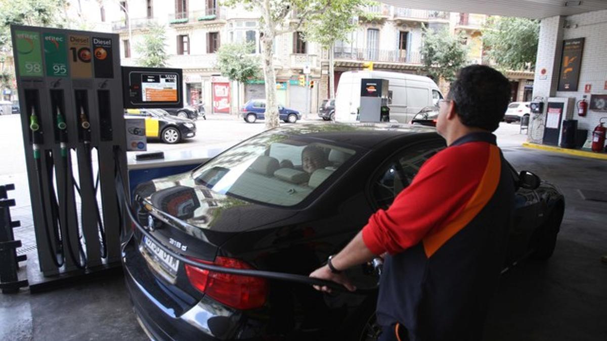 Una gasolinera en la calle Roger de Flor de Barcelona.