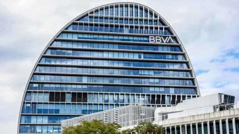 BBVA pide a la CNMV autorización para lanzar la OPA sobre Sabadell