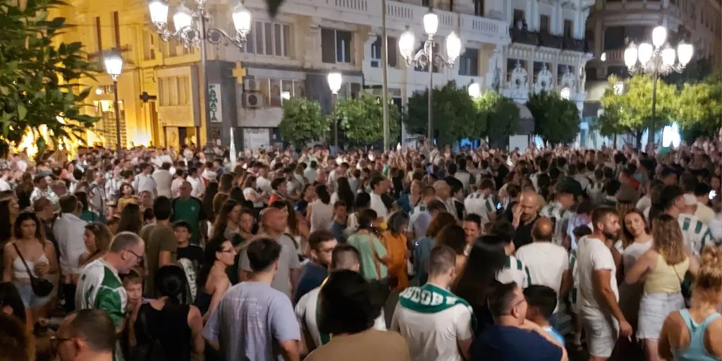 La afición del Córdoba CF toma Las Tendillas y toca el cielo del ascenso