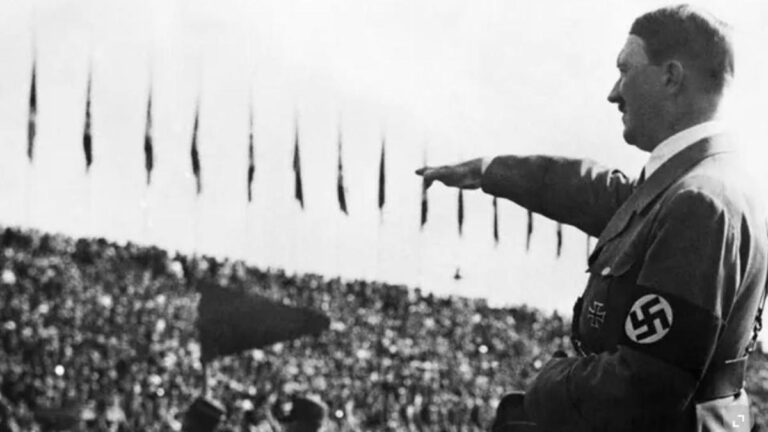 Hitler saluda a la muchedumbre en un evento deportivo en 1935