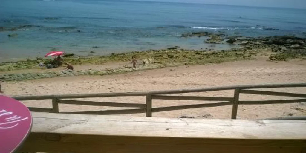 La playa oculta en un chiringuito de Los Caños de Cádiz que pocos conocen