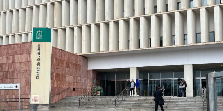 Estrangula a su novia en Málaga y avisa a su suegra por Facebook: «Llama a la Policía; sálvale la vida»