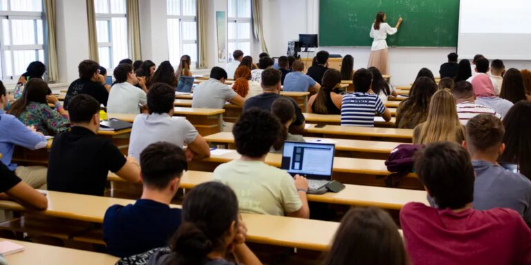 Becas y ayudas para estudiantes universitarios en Andalucía en 2024: plazos y requisitos