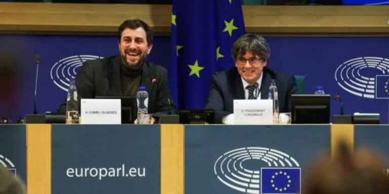 Los eurodiputados acatan la Constitución este lunes con la incógnita de Comín