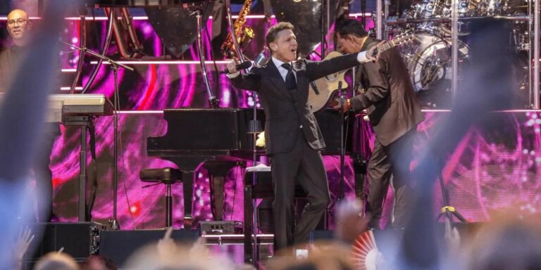 Sevilla se rinde al 'Sol de México' pese a los problemas de sonido