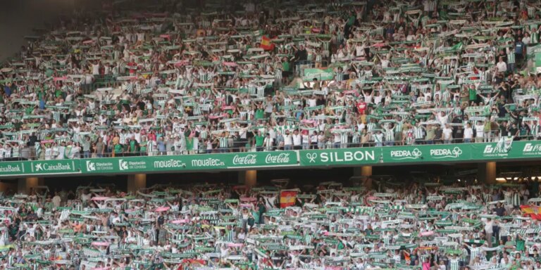 La vuelta triunfal del Córdoba por El Arcángel festejando el ascenso con la afición