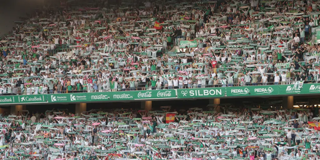 La vuelta triunfal del Córdoba por El Arcángel festejando el ascenso con la afición